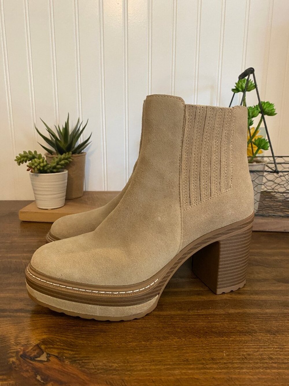Steve Madden - Women’s Size 7.5 - Beige Suede Platform Chelsea Boots